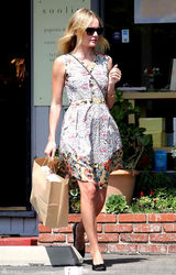 组图：凯特-波茨沃斯街拍LOOK 印花连衣裙清爽