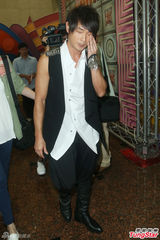 组图：黄品源婚变后首现身 激动落男儿泪