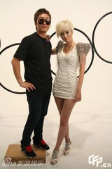 幻灯组图：傅颖拍MV穿性感舞衣 化身白发魔女