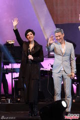 组图：曾志伟薛家燕扮肥姐 郑欣宜隔空寄思念