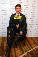 组图：新浪娱乐明星街拍盛典对话吴奇隆