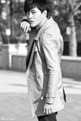 组图：黄明风衣写真展浓浓冬意显熟男本色