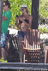 组图：乔治-克鲁尼携女友墨西哥度假 与好友野餐