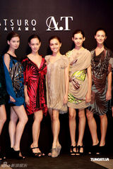 幻灯图：女星出席品牌活动 JessicaC深V裙风情万种