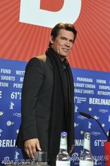 《大地惊雷》发布会 奥斯卡影帝布里奇斯亮相(图)