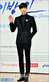 组图：张亮演韩剧牵手朴海镇 李钟硕黑西装帅气