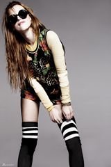 组图：迪士尼美少女登杂志 萝莉成年大秀好身材