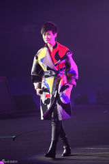 组图：水果姐土豪金献中国首秀 春春靓颖同台