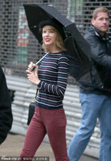 组图：斯威夫特带礼帽俏皮 条纹衫搭紧身裤出街