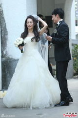 组图：张震大婚献吻娇妻 亲手为新娘提裙摆