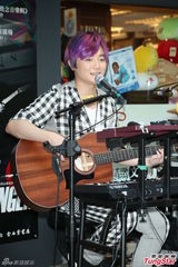 组图：阿沁升格当作家 F.I.R年底出新专辑