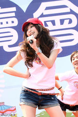 组图：王心凌撇绯闻做公益 带小朋友开心过节