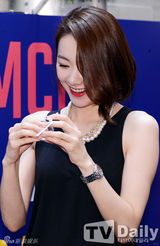 组图：李玹雨出席活动皮衣短裤潮男范十足