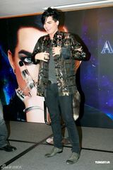 组图：美偶歌手兰伯特香港将开唱 入乡随俗穿唐装