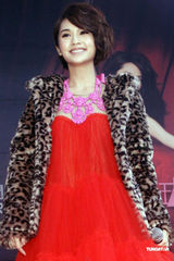 高清组图：杨丞琳喜气洋洋发新碟 裸肩上阵无惧寒流