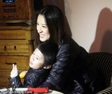 组图：王志文携妻揽子打球赛 小家伙搞怪父子颇似