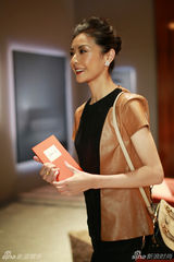 组图：芭蕾舞蹈家谭元元亮相米兰 造型优雅迷人