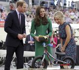 组图：凯特印花连衣裙探访澳洲 与威廉亲手种树