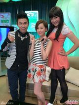 组图：泳儿新专辑宣传遇孔雀哥哥不知所措