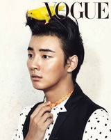 组图：“面包王”尹时允拍大片 烟熏妆时尚另类