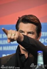 《大地惊雷》发布会 奥斯卡影帝布里奇斯亮相(图)