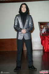 组图：黄小柔出嫁盼造人 穿低胸婚纱挽老公亮相