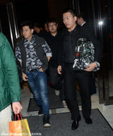 组图：林志颖现身上海保镖拎包挡镜头 黑脸疾走