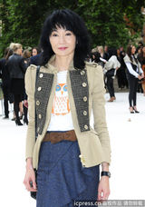 组图：张曼玉亮相伦敦时装周 帅气装扮看秀