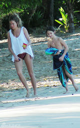 幻灯图：裘德-洛与西耶娜-米勒复合 海滨度假晒甜蜜