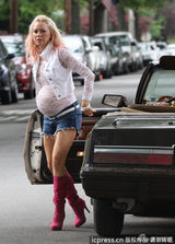 组图：娜奥米-沃茨挺假肚子扮孕妇 新片演妓女