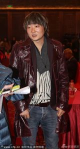 组图：王大治夸张拖把头现身惹眼 皮衣似土豪