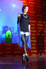 组图：杨幂首次登台献唱 妆容精致着装靓丽