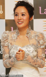 组图：韩国女星李秀英幸福完婚 着透视蕾丝裙亮相