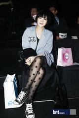 组图：孙浩英李钟硕等众韩星出席首尔时装秀