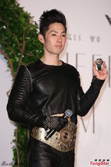 组图：吴建豪亮相宣传新专辑 否认秘婚传闻