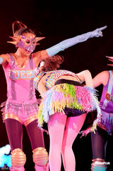 组图：容祖儿香港红馆开唱 与舞伴亲密不尴尬