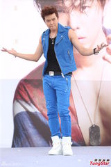 组图：黄鸿升签唱会自嘲肌肉缩水 卓文萱力挺