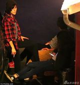 组图：暮光女不受分手影响 深夜与友人谈笑风生