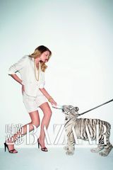 组图：超模唐纳森窈窕动人 登《时尚芭莎》封面