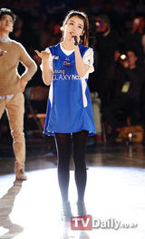 组图：韩歌手IU清爽俏皮试投篮球办小型演唱会