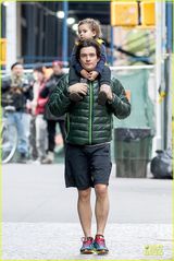 组图：奥兰多带儿子出行坐肩头 心情好聊电话