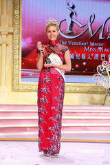 幻灯图集：澳门小姐新鲜出炉 李若滢获双料冠军