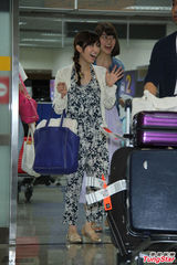 组图：AKB48三成员靓丽抵台 菊地彩香超萌露肚