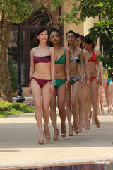 组图：中华小姐泳装照拍摄 选手血糖过低险晕倒