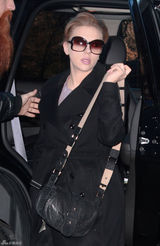 高清组图：斯嘉丽-约翰逊街拍LOOK黑色大衣有型