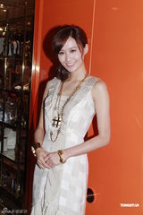 组图：汪诗诗出席新店开幕礼 力挺甄子丹认真专业