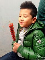 组图：石头和爸爸郭涛啃冰糖葫芦当早餐