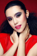 组图：女星韩丹彤新剧将播 拍摄中国红元素大片