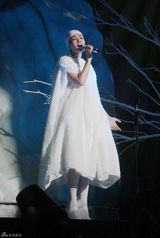 组图：王菲白色浴巾装亮相造型独特 赵薇看台助阵