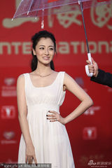 组图：《城市游戏》释小龙叶青相伴亮相红毯